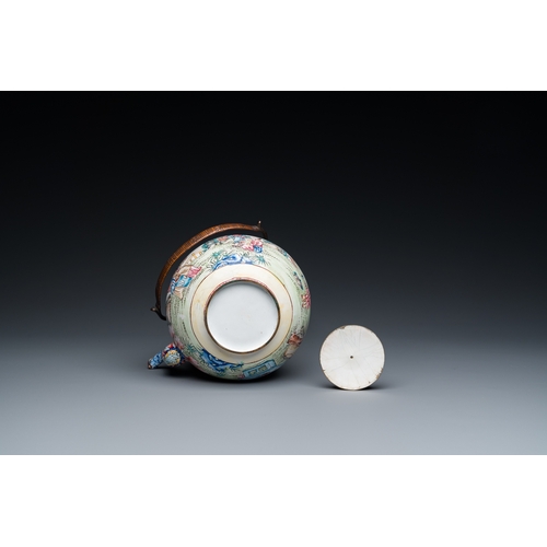 941 - A Chinese Canton enamel teapot and cover, QianlongH.: 25 cm - L.: 21,5 cm (incl. handle)H.: 15,5 cm ... 