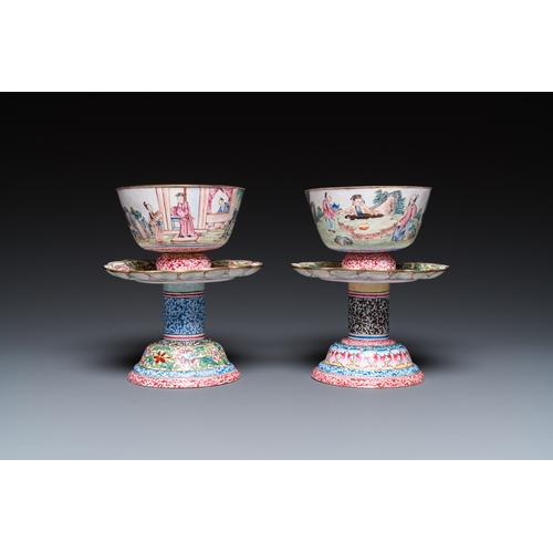 942 - A pair of Chinese Canton enamel marriage bowls on stems, YongzhengH.: 17,5 cm