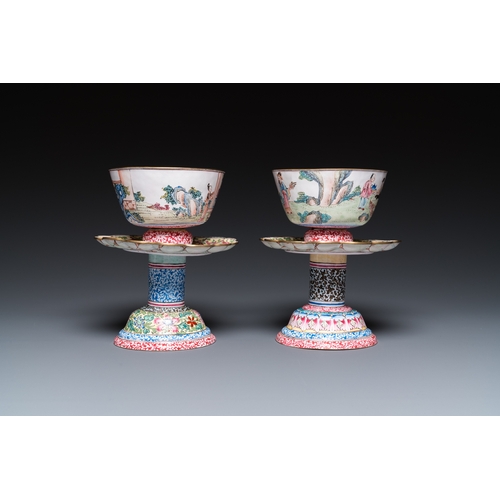 942 - A pair of Chinese Canton enamel marriage bowls on stems, YongzhengH.: 17,5 cm