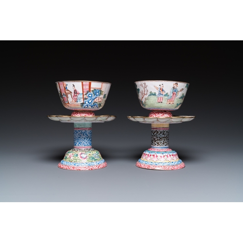 942 - A pair of Chinese Canton enamel marriage bowls on stems, YongzhengH.: 17,5 cm