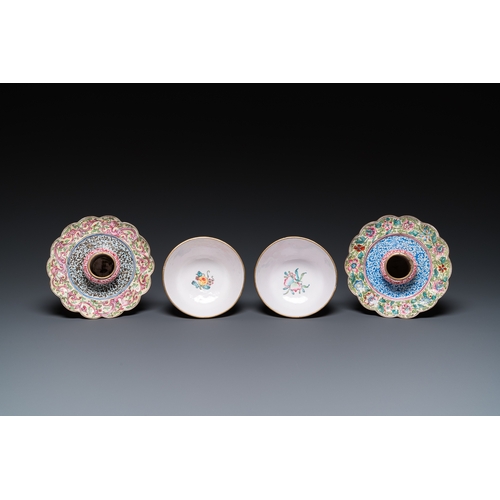 942 - A pair of Chinese Canton enamel marriage bowls on stems, YongzhengH.: 17,5 cm