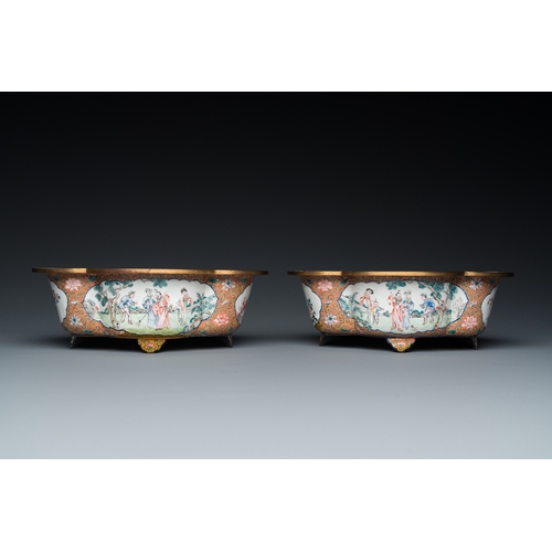 944 - A pair of Chinese Canton enamel quatrefoil jardinieres, Qianlong mark, 19th C.L.: 25 cm - H.: 8,5 cm... 