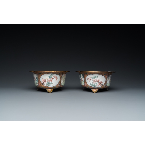 944 - A pair of Chinese Canton enamel quatrefoil jardinieres, Qianlong mark, 19th C.L.: 25 cm - H.: 8,5 cm... 