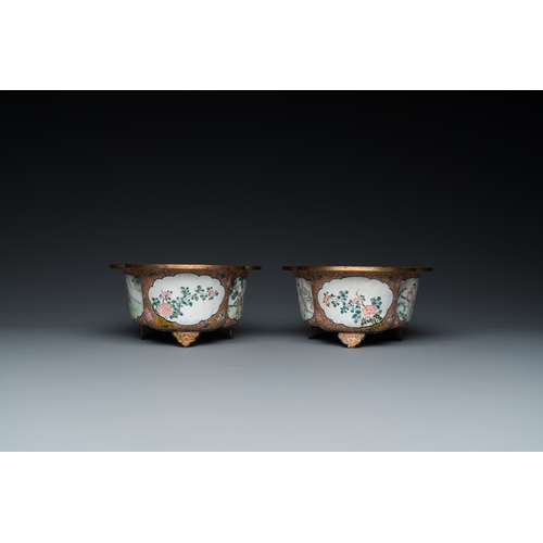 944 - A pair of Chinese Canton enamel quatrefoil jardinieres, Qianlong mark, 19th C.L.: 25 cm - H.: 8,5 cm... 