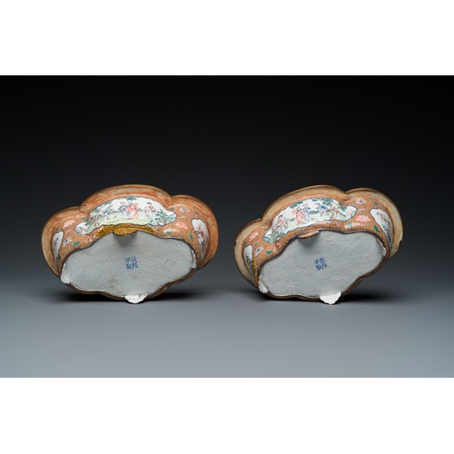 944 - A pair of Chinese Canton enamel quatrefoil jardinieres, Qianlong mark, 19th C.L.: 25 cm - H.: 8,5 cm... 