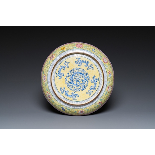 946 - A Chinese Canton enamel dish with a lady and two boys, YongzhengDia.: 26,5 cm