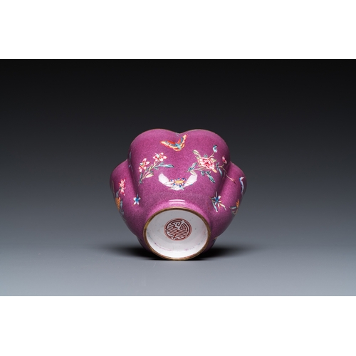 947 - A rare Chinese Canton enamel purple-ground bowl, Shou å¯¿ mark, Yongzheng/QianlongDia.: 9 cm - H.: 5... 