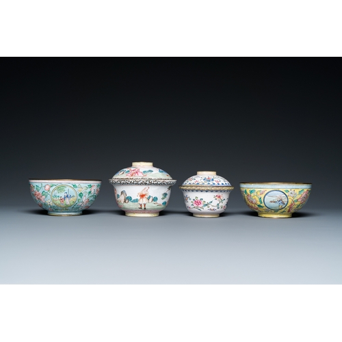 949 - Two Chinese Canton enamel covered bowls on stands and two bowls, 18/19th C.Dia.: 16,5 cm (the larges... 