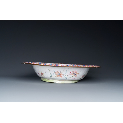 950 - A large Chinese Canton enamel basin with garlands decorated with male heads, QianlongL.: 43 cm - H.:... 