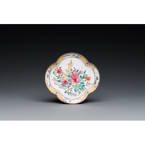 951 - A Chinese Canton spice box and a four-lobed dish, Yongzheng/QianlongL.: 10,5 - H.: 8 cm (the spice b... 