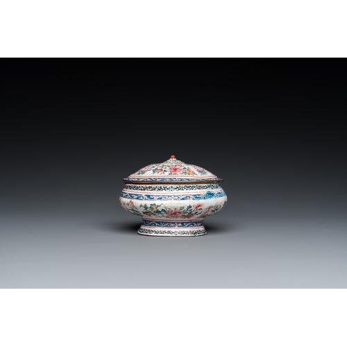 951 - A Chinese Canton spice box and a four-lobed dish, Yongzheng/QianlongL.: 10,5 - H.: 8 cm (the spice b... 