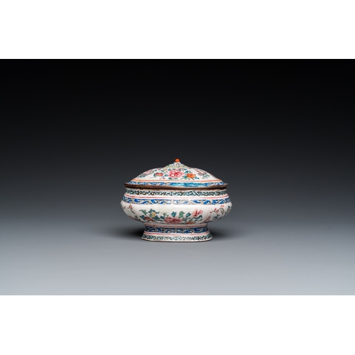 951 - A Chinese Canton spice box and a four-lobed dish, Yongzheng/QianlongL.: 10,5 - H.: 8 cm (the spice b... 