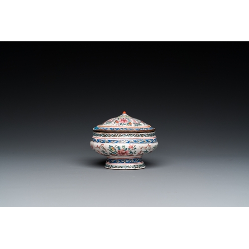 951 - A Chinese Canton spice box and a four-lobed dish, Yongzheng/QianlongL.: 10,5 - H.: 8 cm (the spice b... 