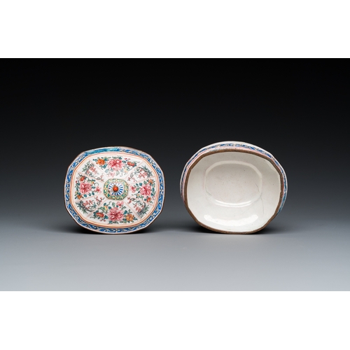 951 - A Chinese Canton spice box and a four-lobed dish, Yongzheng/QianlongL.: 10,5 - H.: 8 cm (the spice b... 