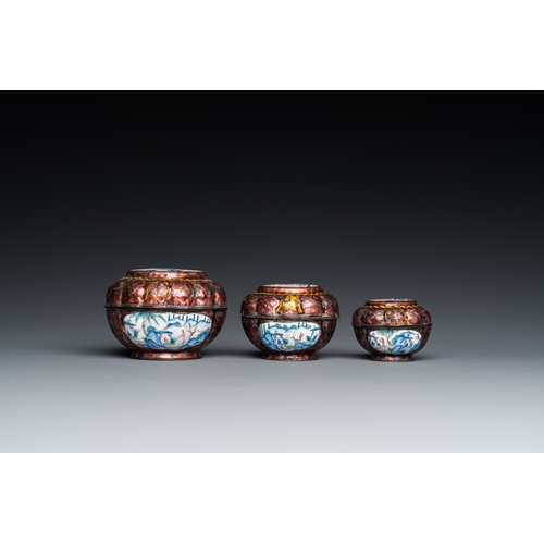 952 - Two Chinese cloisonne saucers, three Canton enamel covered boxes and a saucer, 18/19th C.Dia.: 11 cm... 