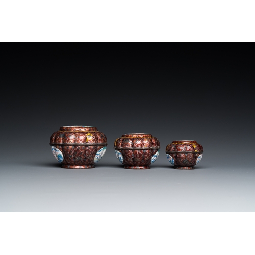 952 - Two Chinese cloisonne saucers, three Canton enamel covered boxes and a saucer, 18/19th C.Dia.: 11 cm... 