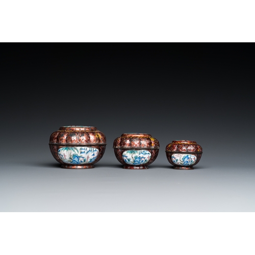 952 - Two Chinese cloisonne saucers, three Canton enamel covered boxes and a saucer, 18/19th C.Dia.: 11 cm... 