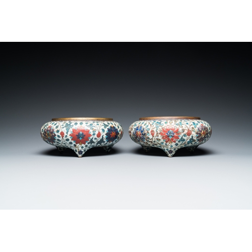 953 - A pair of Chinese cloisonne tripod censers, Fang Ming mark, QingDia.: 22,5 cm - H.: 10,5 cm... 