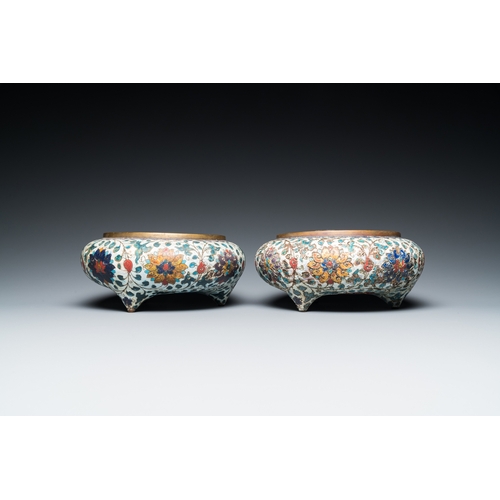 953 - A pair of Chinese cloisonne tripod censers, Fang Ming mark, QingDia.: 22,5 cm - H.: 10,5 cm... 