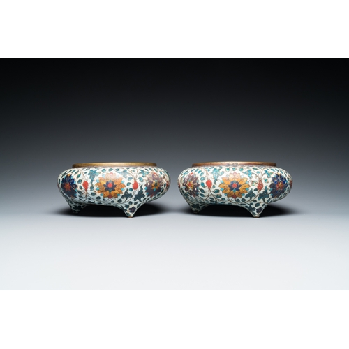 953 - A pair of Chinese cloisonne tripod censers, Fang Ming mark, QingDia.: 22,5 cm - H.: 10,5 cm... 