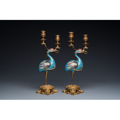 955 - A pair of Chinese cloisonne cranes with gilt bronze candelabra mounts, 18/19th C.H.: 39 cm... 