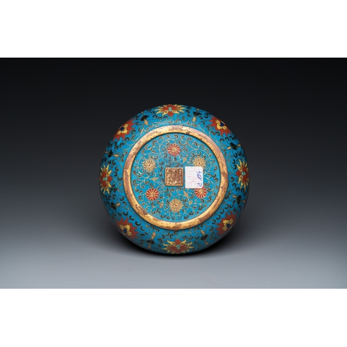 959 - A Chinese cloisonne 'dragon' brush washer, Qianlong mark but probably laterDia.: 14,5 cm... 