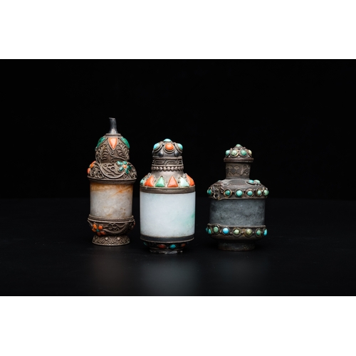 961 - Four Chinese inlaid silver-mounted jade snuff bottles, 19/20th C.H.: 10 cm - Dia.: 5,5 cm (the round... 