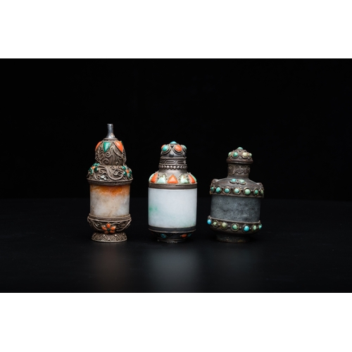 961 - Four Chinese inlaid silver-mounted jade snuff bottles, 19/20th C.H.: 10 cm - Dia.: 5,5 cm (the round... 