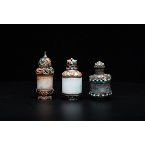 961 - Four Chinese inlaid silver-mounted jade snuff bottles, 19/20th C.H.: 10 cm - Dia.: 5,5 cm (the round... 