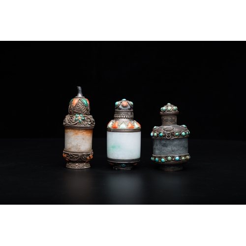 961 - Four Chinese inlaid silver-mounted jade snuff bottles, 19/20th C.H.: 10 cm - Dia.: 5,5 cm (the round... 