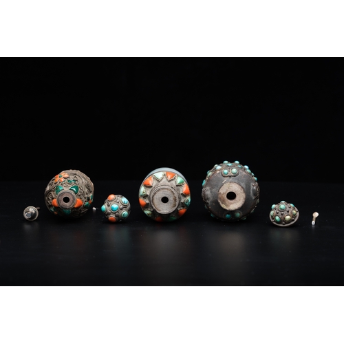 961 - Four Chinese inlaid silver-mounted jade snuff bottles, 19/20th C.H.: 10 cm - Dia.: 5,5 cm (the round... 