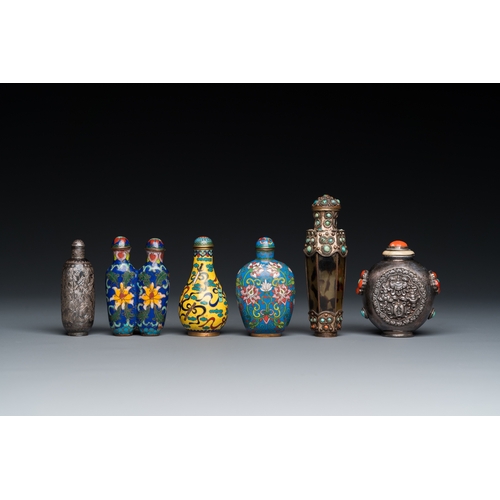 962 - Six Chinese silver and cloisonne snuff bottles, 19/20th C.H.: 9,5 cm (the tallest)