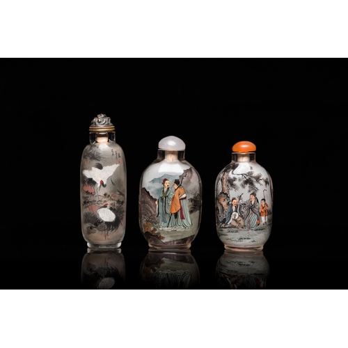 966 - Three Chinese inside-painted glass snuff bottles, 20th C.H.: 9 cm (the tallest)