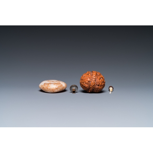 967 - 15 Chinese hardstone, glass and walnut snuff bottles, 19/20th C.L.: 8,5 cm (the largest)H.: 8,4 cm (... 