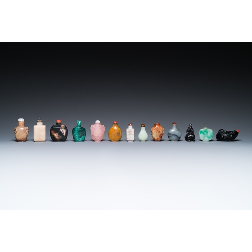 967 - 15 Chinese hardstone, glass and walnut snuff bottles, 19/20th C.L.: 8,5 cm (the largest)H.: 8,4 cm (... 