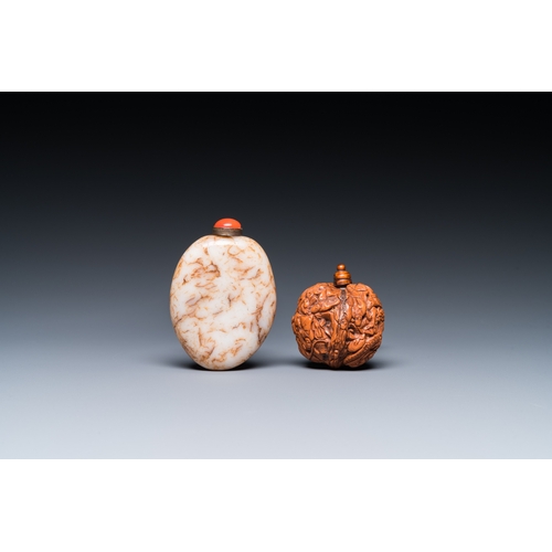 967 - 15 Chinese hardstone, glass and walnut snuff bottles, 19/20th C.L.: 8,5 cm (the largest)H.: 8,4 cm (... 