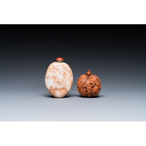 967 - 15 Chinese hardstone, glass and walnut snuff bottles, 19/20th C.L.: 8,5 cm (the largest)H.: 8,4 cm (... 