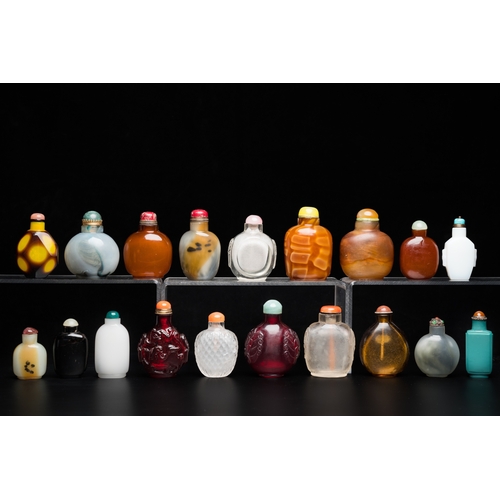 968 - 19 Chinese glass snuff bottles, 19/20th C.H.: 8 cm (the tallest)