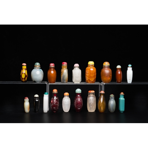 968 - 19 Chinese glass snuff bottles, 19/20th C.H.: 8 cm (the tallest)