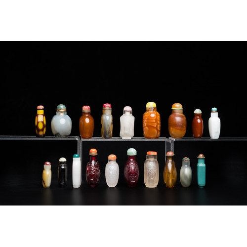 968 - 19 Chinese glass snuff bottles, 19/20th C.H.: 8 cm (the tallest)