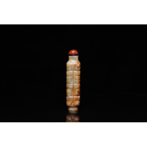 971 - A Chinese celadon and russet jade 'cong' snuff bottle, probably QingH.: 8,5 cm
 
 Condition: (UV-che... 