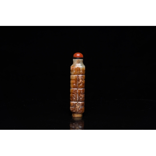 971 - A Chinese celadon and russet jade 'cong' snuff bottle, probably QingH.: 8,5 cm
 
 Condition: (UV-che... 