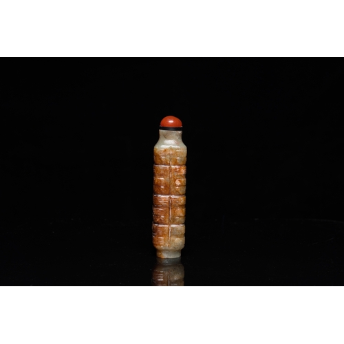 971 - A Chinese celadon and russet jade 'cong' snuff bottle, probably QingH.: 8,5 cm
 
 Condition: (UV-che... 