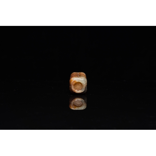 971 - A Chinese celadon and russet jade 'cong' snuff bottle, probably QingH.: 8,5 cm
 
 Condition: (UV-che... 