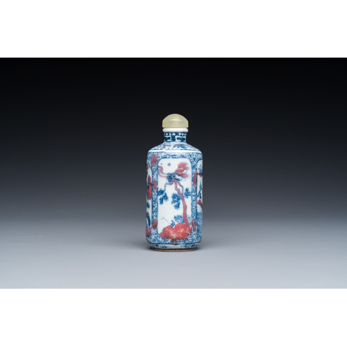 974 - A Chinese blue, white and copper-red snuff bottle, 19th C.H.: 8,5 cm