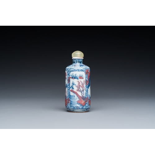 974 - A Chinese blue, white and copper-red snuff bottle, 19th C.H.: 8,5 cm