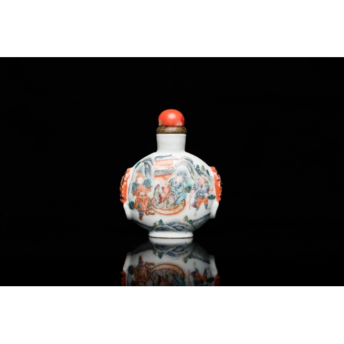 976 - A Chinese famille rose snuff bottle, Qianlong mark, 19th C.H.: 7,5 cm