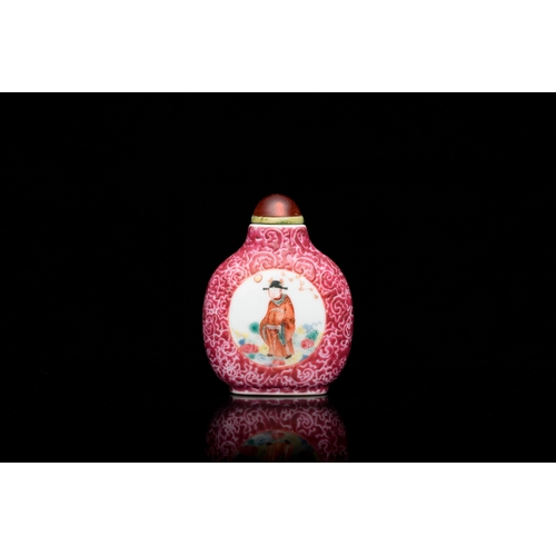 977 - A Chinese famille rose sgraffito-ground snuff bottle, Qianlong mark, 19th C.H.: 7,5 cm... 