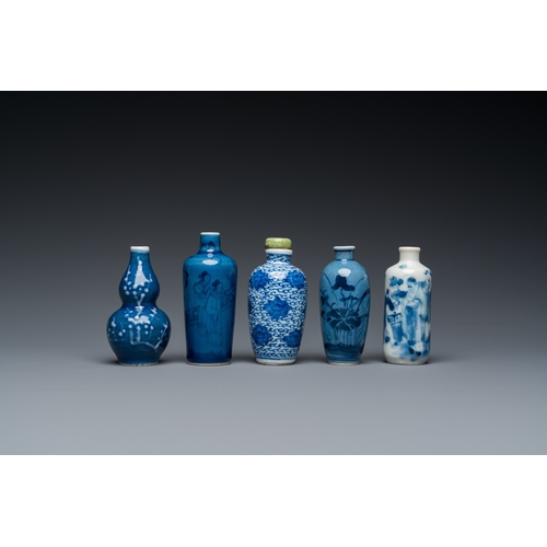 981 - Five Chinese blue and white snuff bottles, 19th C.H.: 8,5 cm (the tallest)