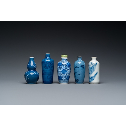 981 - Five Chinese blue and white snuff bottles, 19th C.H.: 8,5 cm (the tallest)